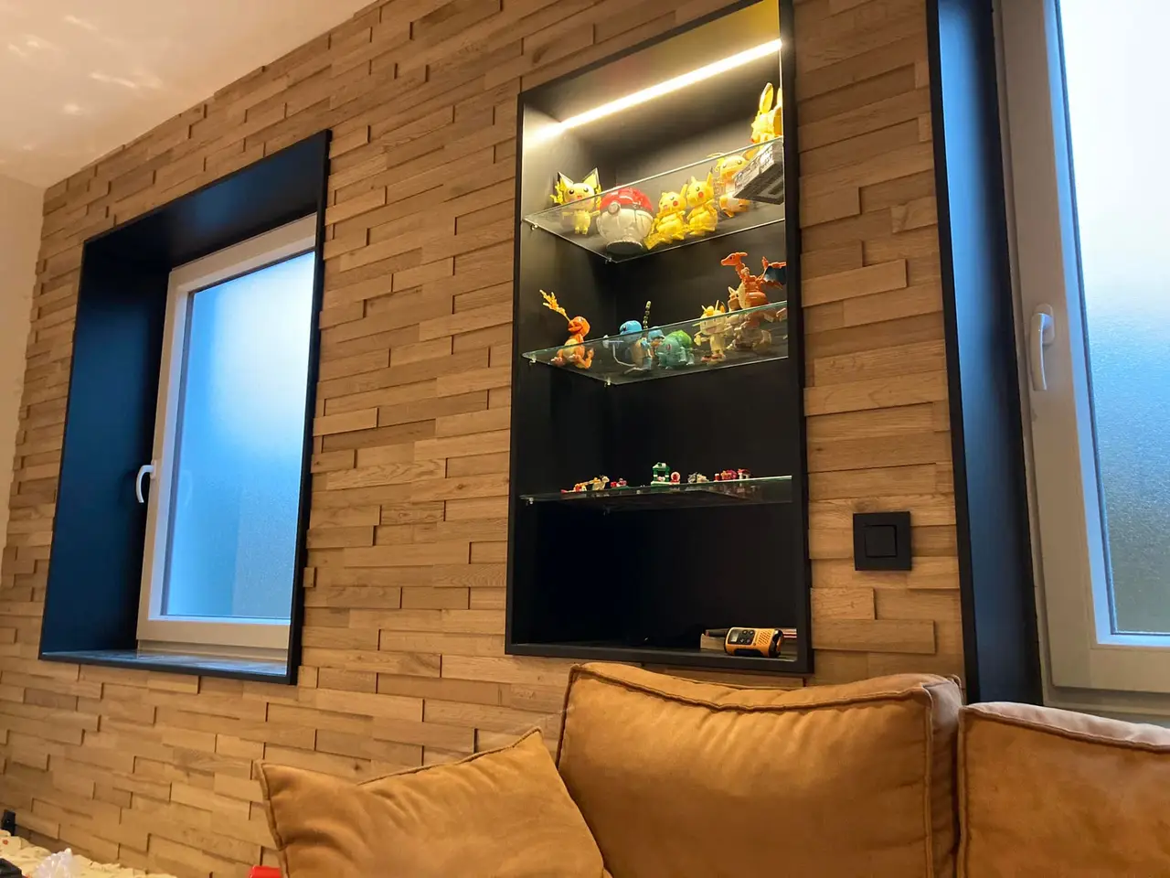 Habillage mural en bois avec vitrine éclairée