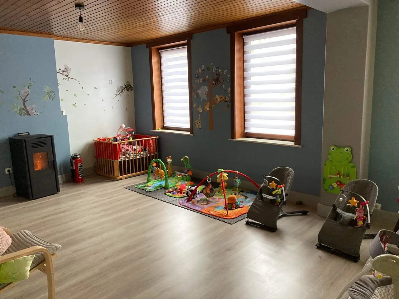 Pièce de vie avec poêle à granulés et plafond en bois