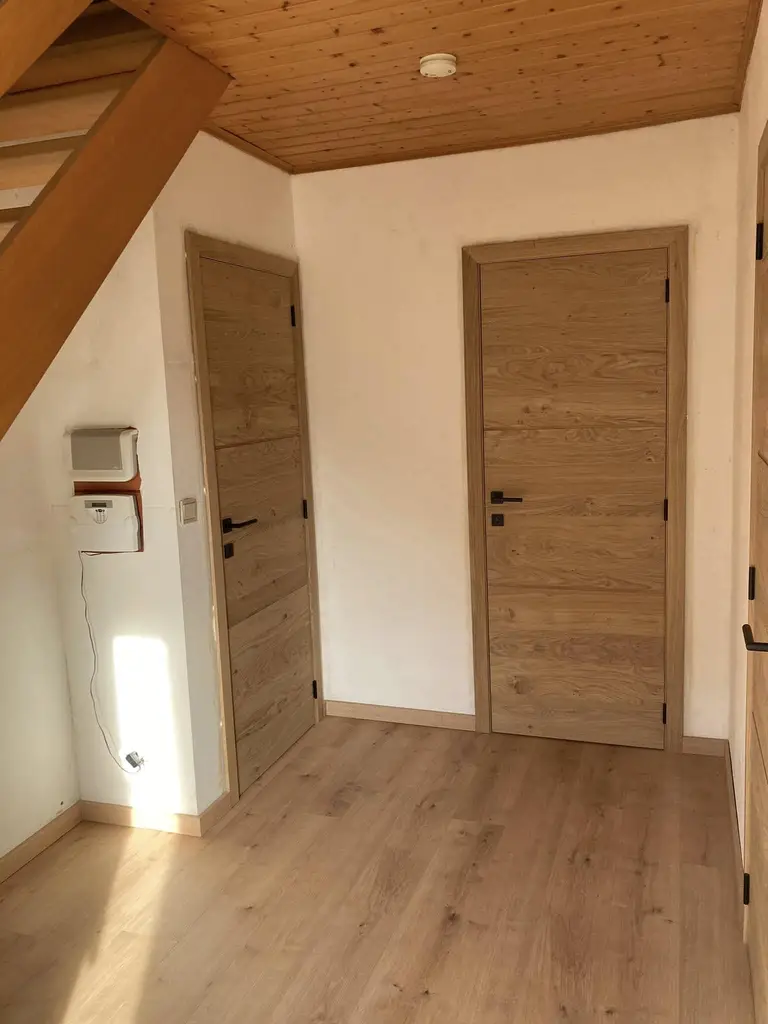 Couloir avec deux portes en chêne clair