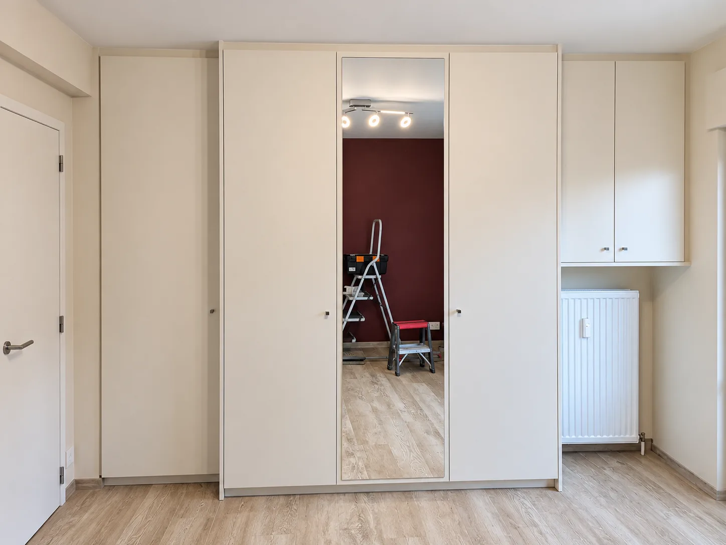 Armoire blanche avec porte miroir et rangements hauts