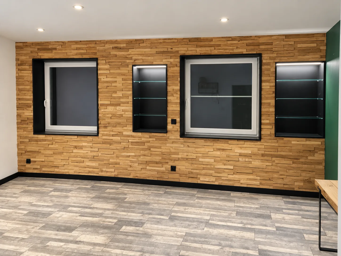 Mur en lames de chêne avec niches vitrées éclairées