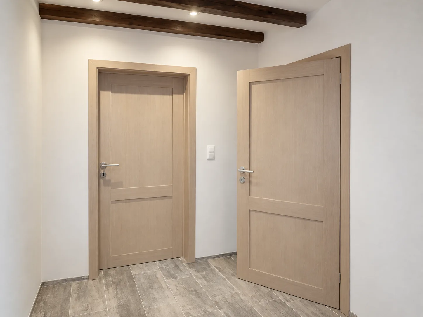 Deux portes intérieures en chêne clair dans un couloir