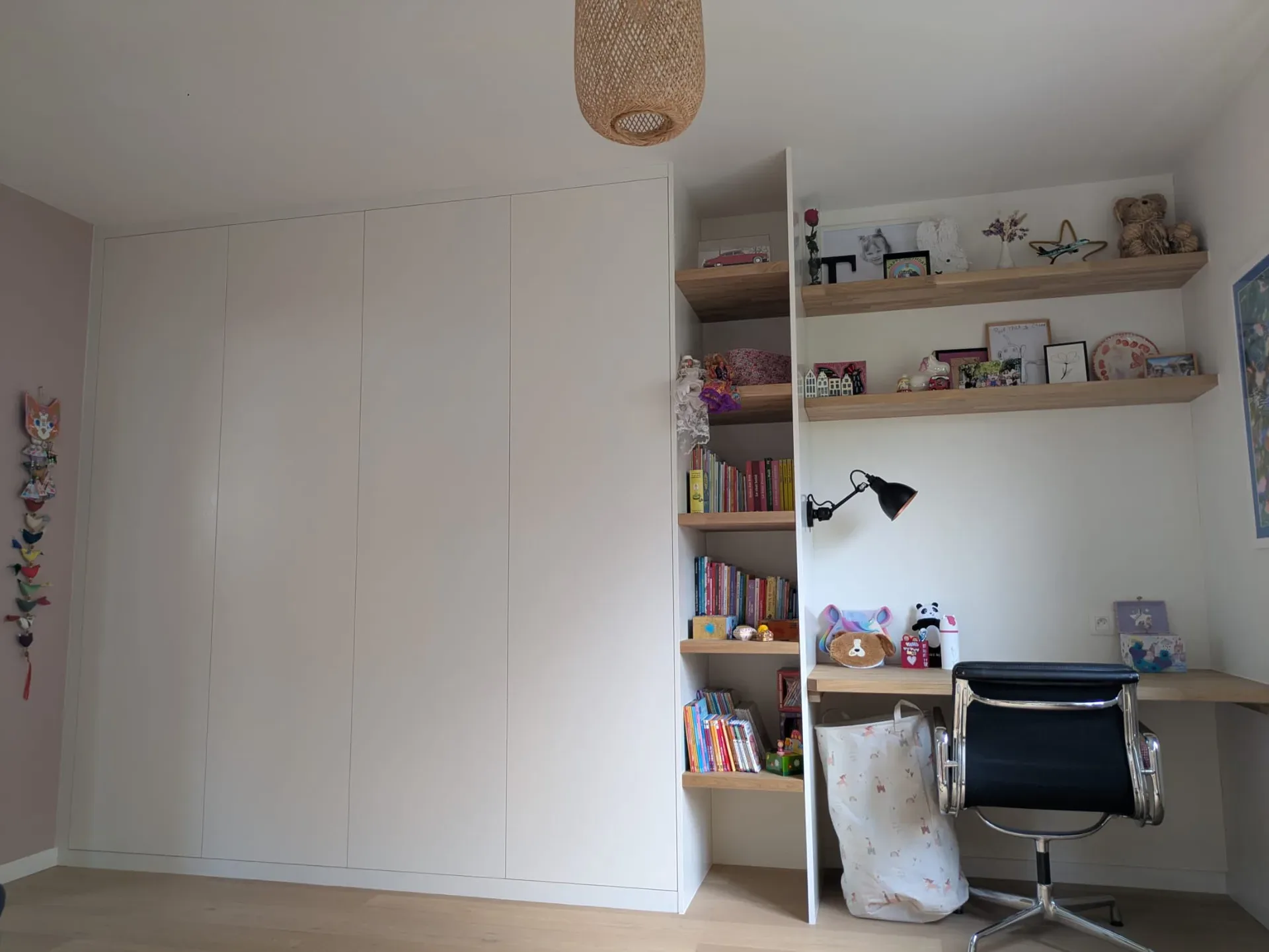 Chambre avec armoire blanche sans poignée, étagères et plan de bureau en chêne